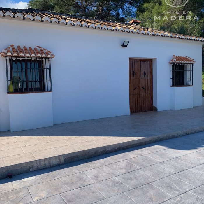 Pérgola de madera con diseño moderno y elegante para tu patio.